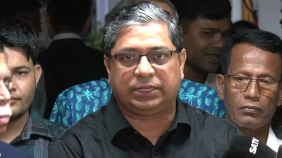 সাংবাদিকদের সঙ্গে কথা বলছেন স্থানীয় সরকার প্রতিমন্ত্রী মীর শাহে আলম