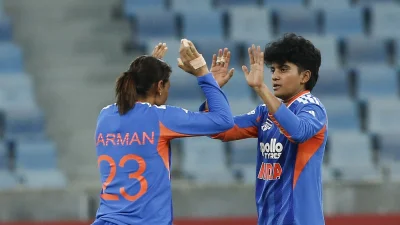 বল হাতে মূল আঘাতটা হানেন শ্রী চরণী।