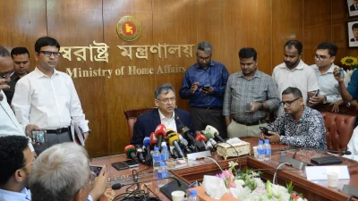 সাংবাদিকদের সঙ্গে কথা বলছেন স্বরাষ্ট্রমন্ত্রী