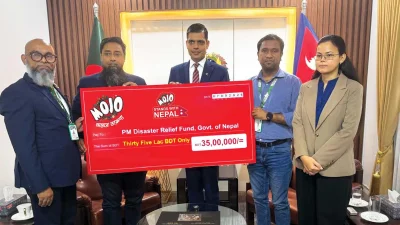 অনুদান তুলে দিচ্ছে প্রতিষ্ঠানটির প্রতিনিধিরা