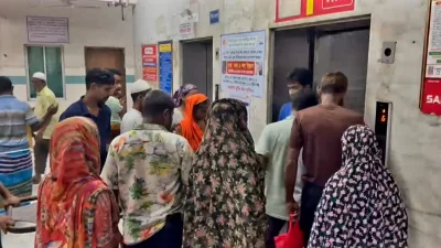 ময়মনসিংহ মেডিক্যাল কলেজ হাসপাতালের আটতলা ভবনের চারটি সিঁড়ির গেটে তালা ছিল