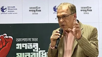 বক্তব্য দিচ্ছেন ট্রান্সপারেন্সি ইন্টারন্যাশনাল বাংলাদেশের (টিআইবি) নির্বাহী পরিচালক ড. ইফতেখারুজ্জামান