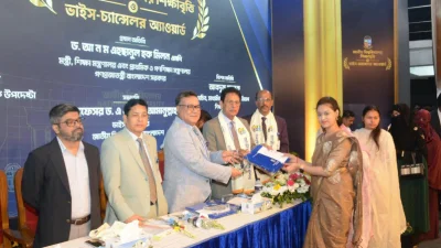 শিক্ষার্থীদের হাতে সম্মাননা ও শিক্ষাবৃত্তির অর্থ তুলে দেওয়া হয়