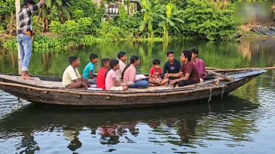 স্কুল বন্যার পানিতে তলিয়ে যাওয়ার পর নৌকায় ক্লাস নেওয়া শুরু করেন শিক্ষক মোহাম্মদ সাহিব। ছবি: ইন্ডিয়া টুডে