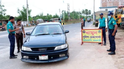 অবৈধ গাড়ির বিরুদ্ধে পুলিশের অভিযান