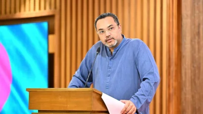 প্রধানমন্ত্রীর তেজগাঁও কার্যালয়ের ‘করবী’ হলে আয়োজিত এক বিশেষ সংবাদ সম্মেলনে সাংবাদিকদের প্রশ্নের জবাব দেন প্রধানমন্ত্রীর উপদেষ্টা ও প্রধানমন্ত্রীর কার্যালয়ের মুখপাত্র মাহদী আমিন