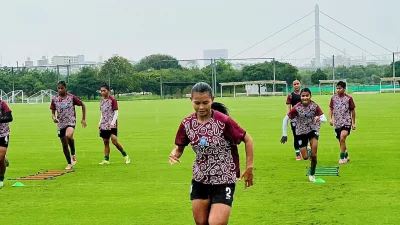 অনুশীলনে বাংলাদেশ জাতীয় দলের মেয়েরা।