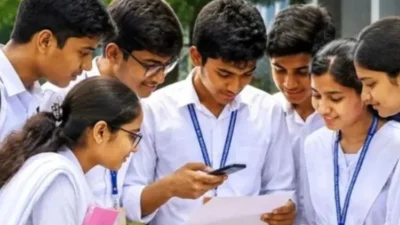 ফল দেখছেন কয়েকজন শিক্ষার্থী (ছবি: সংগৃহীত)