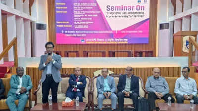 অনুষ্ঠানে কথা বলছেন ইউজিসির সদস্য অধ্যাপক ড. আবদুল্লাহ-আল-মামুন