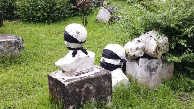 ‘স্বাধীনতা সংগ্রাম’ এর কয়েকটি ভাঙা ভাস্কর্য