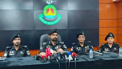 সংবাদ সম্মেলনে এসআরবি কর্মকর্তারা