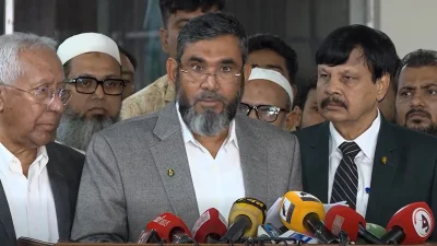 সাংবাদিকদের ব্রিফ করছেন নির্বাচন কমিশনার আবুল ফজল মো. সানাউল্লাহ