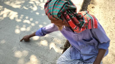 ১৪ কোটি টাকা ব্যয়ে সড়ক পুনর্বাসনের কাজ শুরু হলেও এরই মধ্যে ঢালাই দেওয়া অংশে ফাটল দেখা দিয়েছে