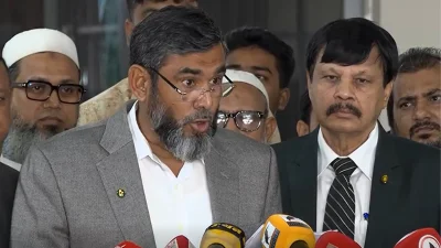 সাংবাদিকদের ব্রিফ করছেন নির্বাচন কমিশনার আবুল ফজল মো. সানাউল্লাহ