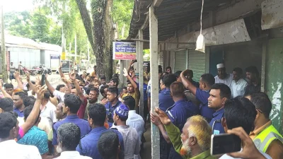 কৃষি কর্মকর্তাকে অবরুদ্ধ করে রাখেন কৃষকরা