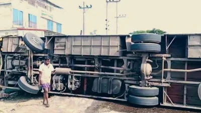 দুর্ঘটনা উল্টে যাওয়া ট্রাক