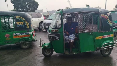 যাত্রীর অপেক্ষায় দাঁড়িয়ে থাকে সিএনজি চালিত অটোরিকশা (ছবি: বাংলা ট্রিবিউন)
