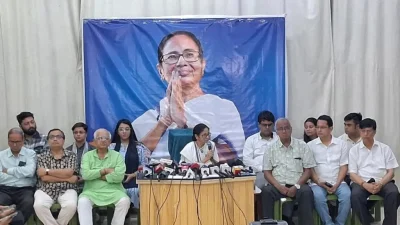 কালীঘাটে এক সংবাদ সম্মেলনে সাবেক মুখ্যমন্ত্রী মমতা বন্দ্যোপাধ্যায়। ছবি: দ্য ইন্ডিয়ান এক্সপ্রেস
