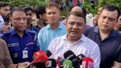 কথা বলছেন জেলা পুলিশ সুপার মো. আনিসুজ্জামান