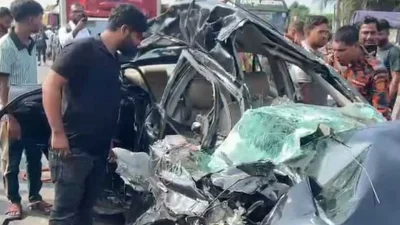 দুর্ঘটনায় দুমড়েমুচড়ে যাওয়া প্রাইভেটকার