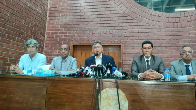 ব্রিফিংয়ে কথা বলছেন স্বরাষ্ট্রমন্ত্রী সালাহউদ্দিন আহমদ