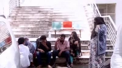 সোহরাওয়ার্দী মেডিক্যাল কলেজ হাসপাতালের মর্গের সামনে মরিয়মের স্বজনরা