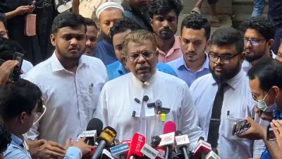ব্রিফ করছেন আইনজীবী মো. মাহবুবুর রহমান