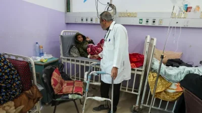 ফিলিস্তিনি চিকিৎসক খালেদ আল-সায়েদনি গাজা উপত্যকার একটি হাসপাতালে এক শিশুর শারীরিক অবস্থা পরীক্ষা করছেন। ফাইল ছবি: রয়টার্স