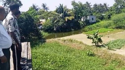 নারায়ণগঞ্জের বন্দর উপজেলার তিনগাঁও এলাকায় লোকালয়ে দেখা পাওয়া কুমিরটির গত দুই দিনেও সন্ধান মেলেনি