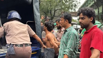 জগন্নাথের সামনে আ.লীগ কর্মী সন্দেহে আটক যুবক