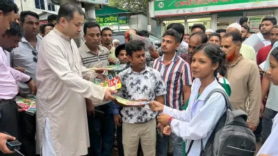 ডেঙ্গু প্রতিরোধে জনসচেতনতা সৃষ্টির লক্ষ্যে লিফলেট বিতরণ করেন তথ্য প্রতিমন্ত্রী