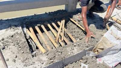সেতুতে রডের বদলে বাঁশ
