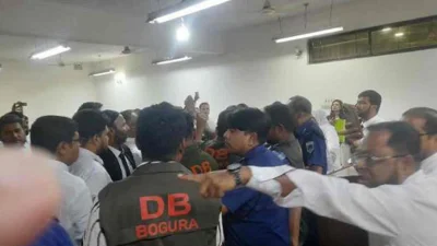 বিএনপিপন্থি আইনজীবীদের দুই পক্ষের মধ্যে হট্টগোল ও ধাক্কাধাক্কি এবং ধস্তাধস্তির ঘটনা ঘটেছে