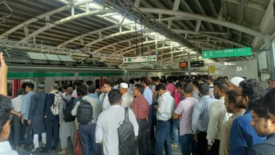 মেট্রো স্টেশনে যাত্রীদের দীর্ঘ সারি (সংগৃহীত ছবি)