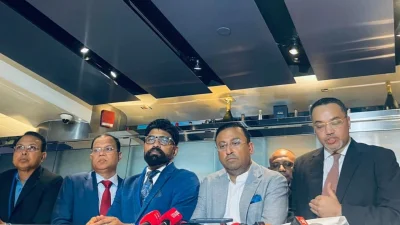 নিউইয়র্কের গ্র্যান্ড হায়াত হোটেলের লবিতে আয়োজিত সংবাদ সম্মেলন