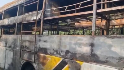 অগ্নিকাণ্ডের পর আতঙ্কিত অনেক যাত্রী বাসের জানালা দিয়ে লাফিয়ে পড়ে বাঁচার চেষ্টা করেন। ছবি: আইএএনএস