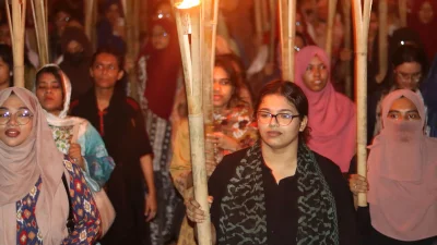 আগের উপাচার্য অধ্যাপক আবু সাদাত মুহাম্মদ সায়েমকে পুনর্বহালের দাবিতে বৃহস্পতিবার সন্ধ্যাও মশালমিছিল করেছেন চুয়েটের শিক্ষার্থীরা