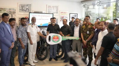 ডিএনসিসি প্রশাসক মো. শফিকুল ইসলাম খান কর্মচারীদের হাতে গাড়ির চাবি দিয়ে কর্মসূচির উদ্বোধন করেন