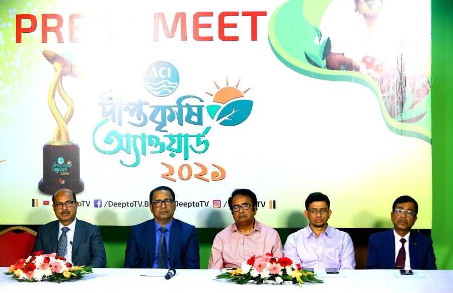 সংবাদ সম্মেলনে অ্যাওয়ার্ড আয়োজকরা