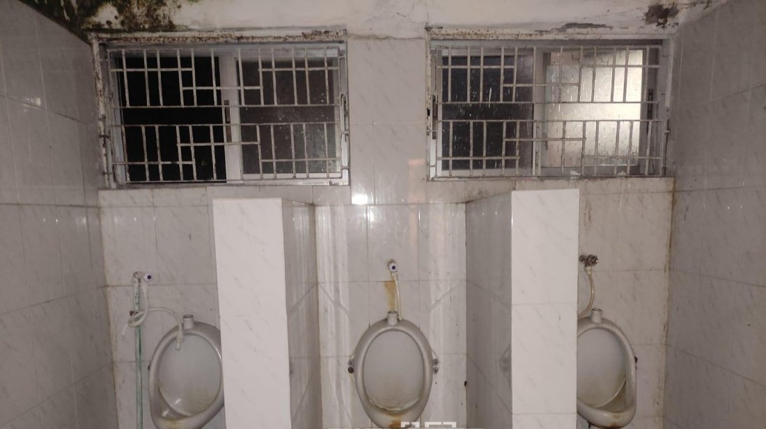 শৌচাগারে নেই স্যানিটাইজেশন ব্যবস্থা, নষ্ট পানির কল