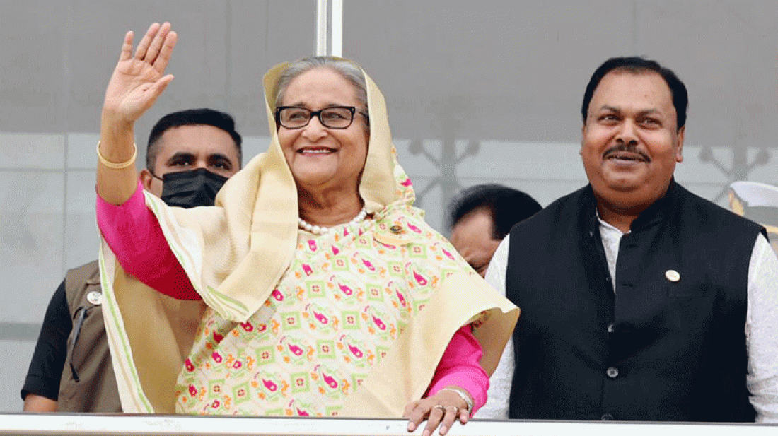 বঙ্গবন্ধু গোল্ডকাপ প্রাথমিক বিদ্যালয় ও বঙ্গমাতা গোল্ডকাপ প্রাথমিক বিদ্যালয় ফুটবল টুর্নামেন্টের ফাইনাল খেলা ও পুরস্কার বিতরণ অনুষ্ঠানে আগত অতিথি ও খেলোয়াড়দের হাতনেড়ে শুভেচ্ছা জানান প্রধানমন্ত্রী শেখ হাসিন। ছবি- ফোকাস বাংলা।