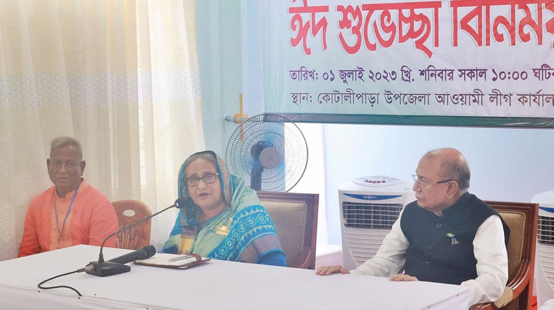 কোটালীপাড়ায় দলীয় নেতাকর্মী ও স্থানীয় বাসিন্দাদের সঙ্গে ঈদের শুভেচ্ছা বিনিময় করেন আওয়ামী লীগের সভাপতি ও প্রধানমন্ত্রী শেখ হাসিনা, ছবি: ফোকাস বাংলা