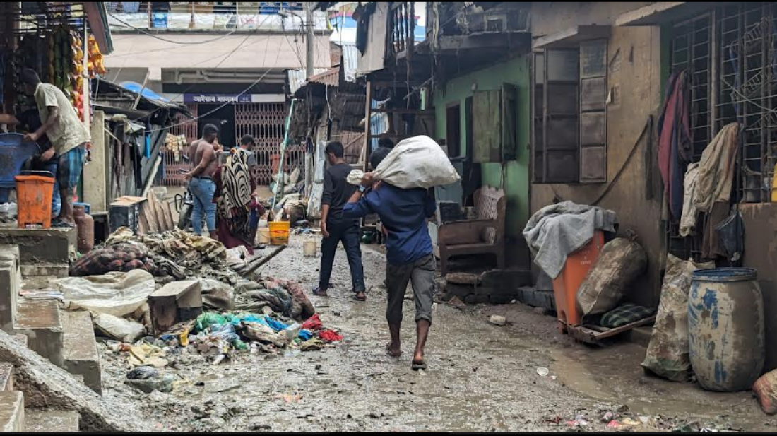 বন্যার পানি নেমে যাওয়ার পর বাড়িঘর পরিষ্কার করছেন বাসিন্দারা