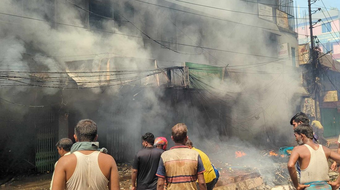 দোকানপাট ও ব্যবসাপ্রতিষ্ঠানে ঘটে অগ্নিসংযোগের ঘটনা (ছবি: বাংলা ট্রিবিউন)