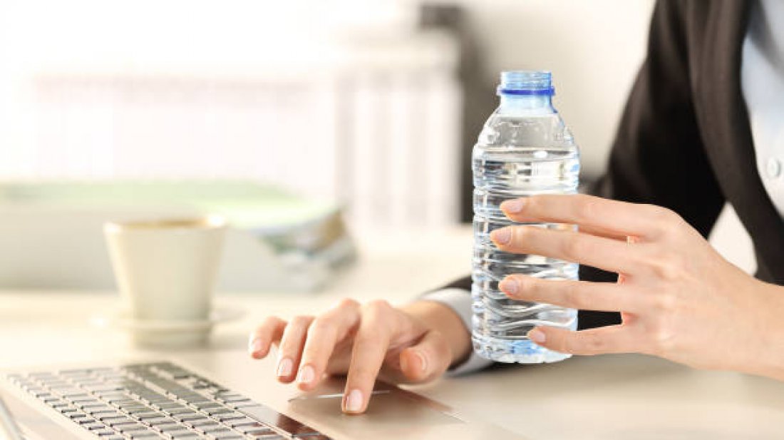 অফিসের ডেস্কে পানির বোতল রাখুন। ছবি- সংগৃহীত