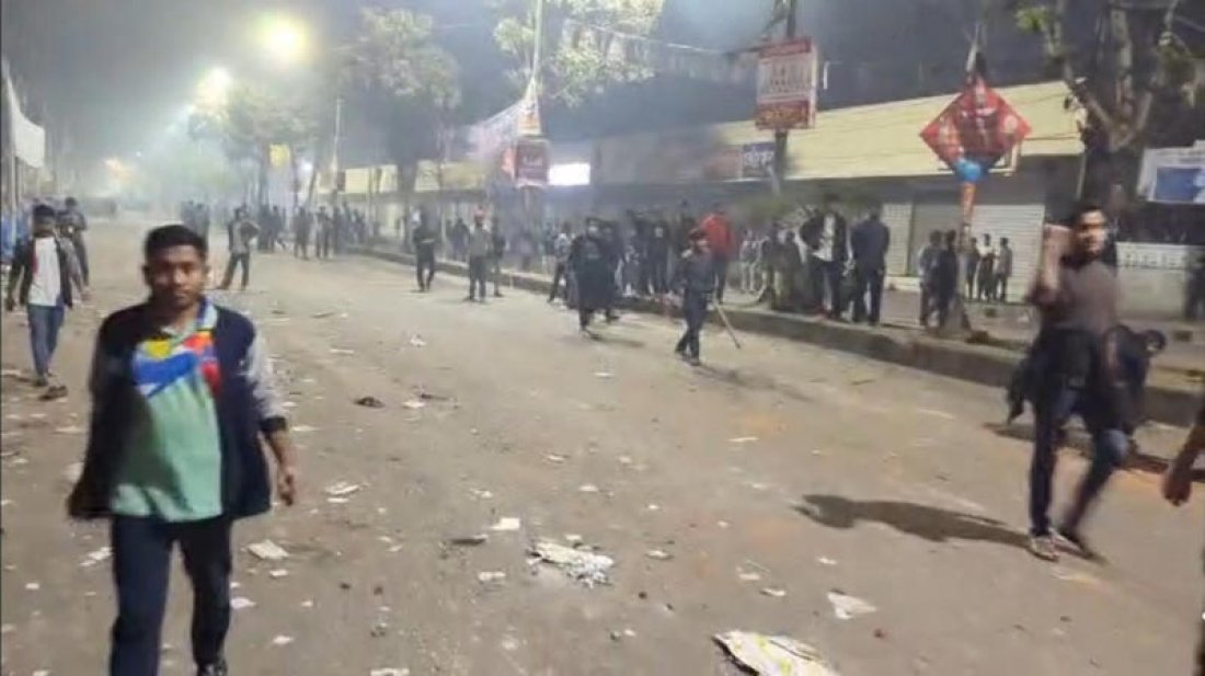 দফায় দফায় সংঘর্ষ চলছে শিক্ষার্থীদের