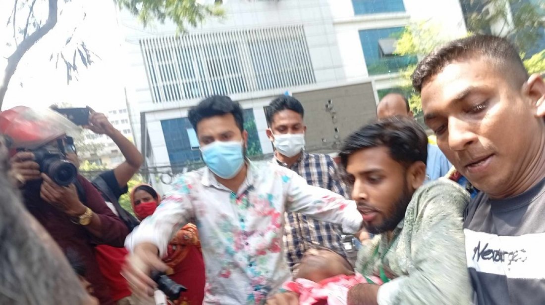 মিছিল নিয়ে শ্রমিকরা পল্টন পার হয়ে তোপখানা রোডে প্রবেশ করতে চাইলে পুলিশ বাধা দেয়। এসময় দুপক্ষের মধ্যে সংঘর্ষ হয়।