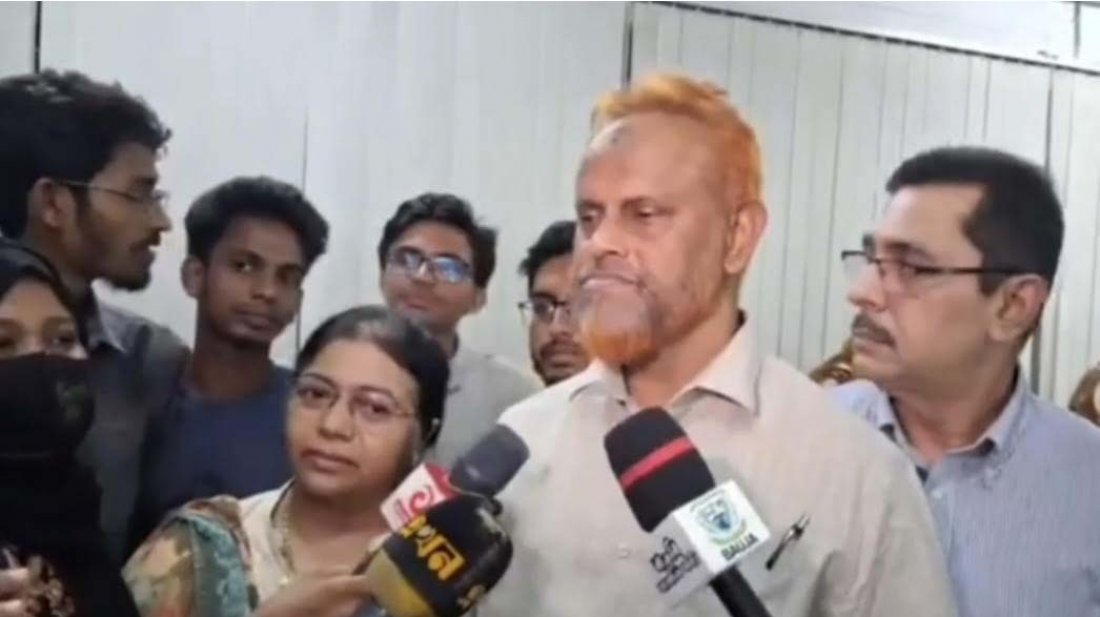 সাংবাদিকদের সঙ্গে কথা বলছেন বাংলাদেশ কৃষি বিশ্ববিদ্যালয়ের ছাত্র বিষয়ক উপদেষ্টা প্রফেসর ড. শহিদুল হক