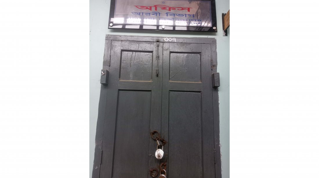 পাঁচ ঘণ্টা তালাবদ্ধ রাখার পর প্রশাসনের আশ্বাসে তালা খুলে দিয়েছেন শিক্ষার্থীরা