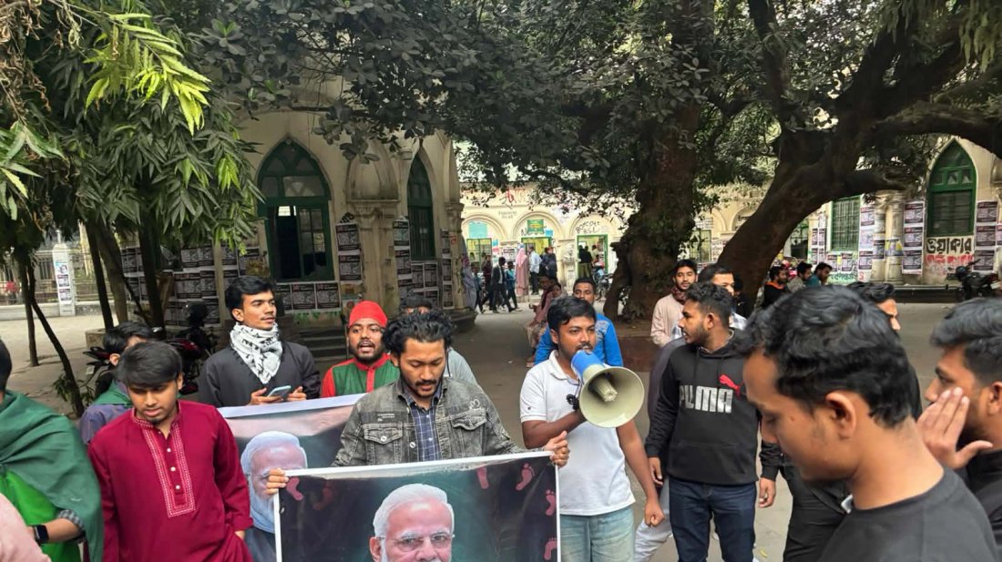 নরেন্দ্র মোদির কুশপুত্তলিকা দাহ করছেন একদল শিক্ষার্থী